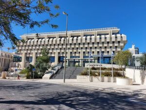 Exterior view of the Central Bank of Israel building on a clear day, symbolizing economic stability, as the Central Bank of Israel Holds Rates Steady Amid Geopolitical Calm in its latest 2025 policy decision.